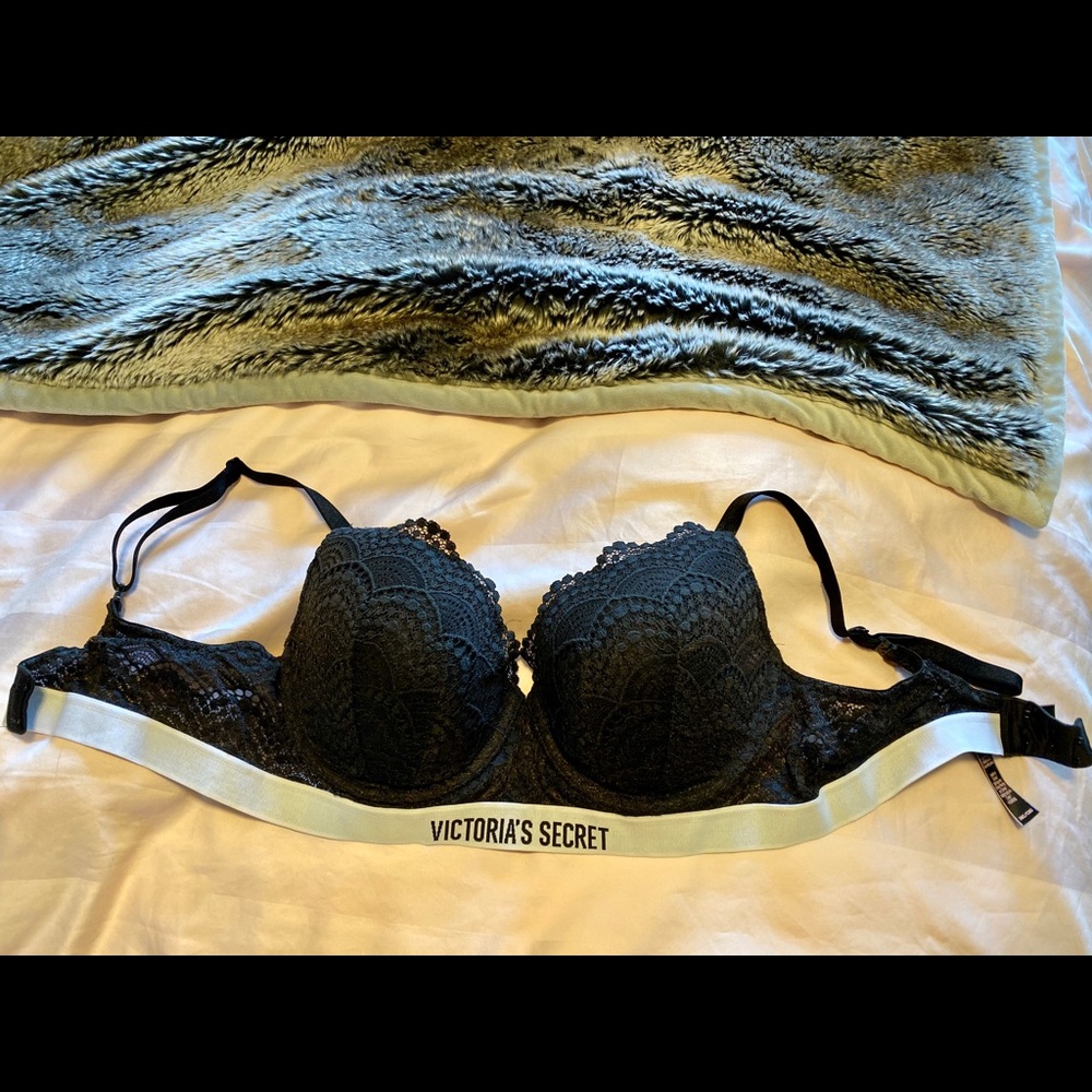 Black Victoria’s Secret t-shirt bra 36C